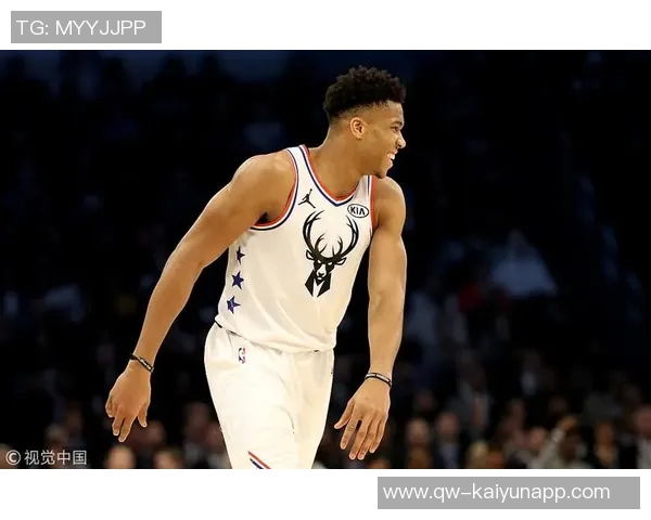 文班在挡拆后华丽转身空接背扣展现惊人弹跳与技巧 文班在挡拆后华丽转身空接背扣展现惊人弹跳与技巧