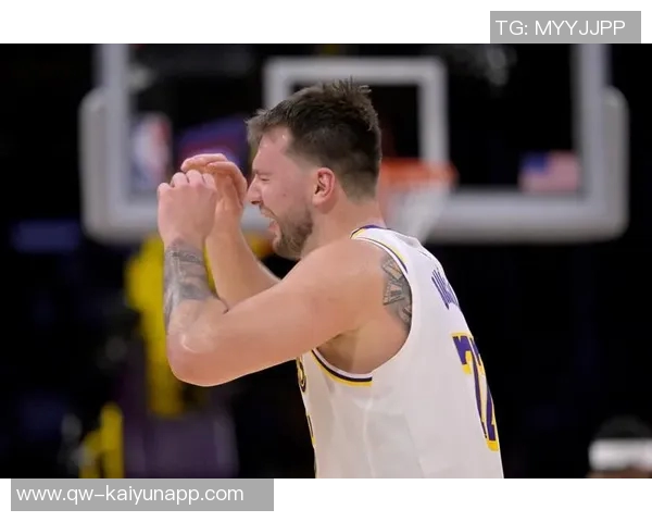 东契奇训练时单脚投三分球10米远险些命中引发里夫斯惊叹