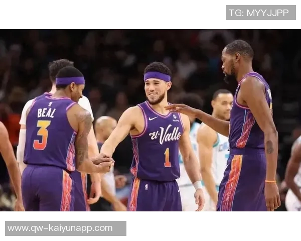 布克称赞马威为防守核心称其场上沟通与快速奔跑至关重要